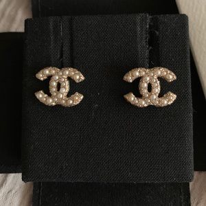 Chanel mini pearl stud earrings